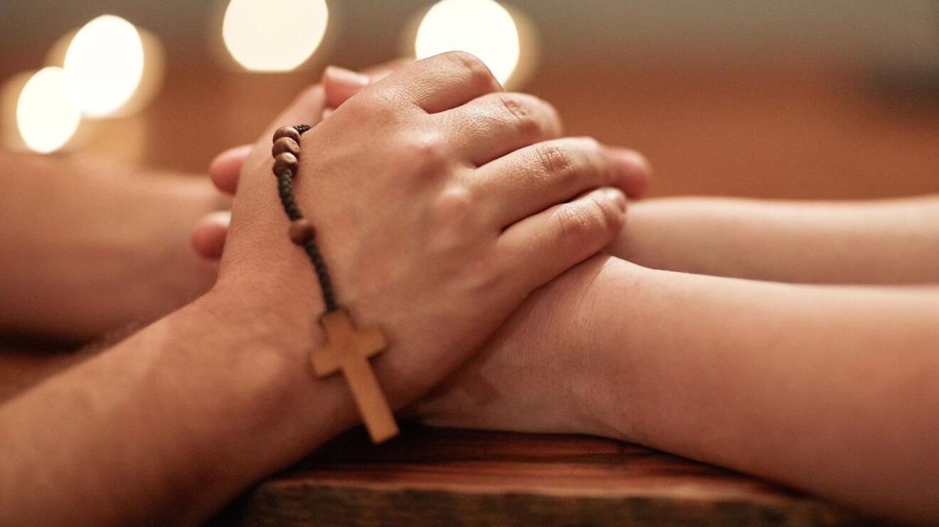 Ein Mann ist in sich gekehrt, bei der Buße vo Gott