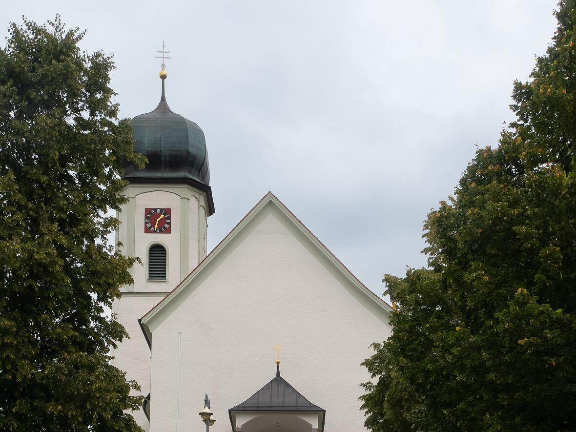 Wallfahrtskirche Mariä Himmelfahrt in Maria Thann mit Treppe und grüner Umgebung.