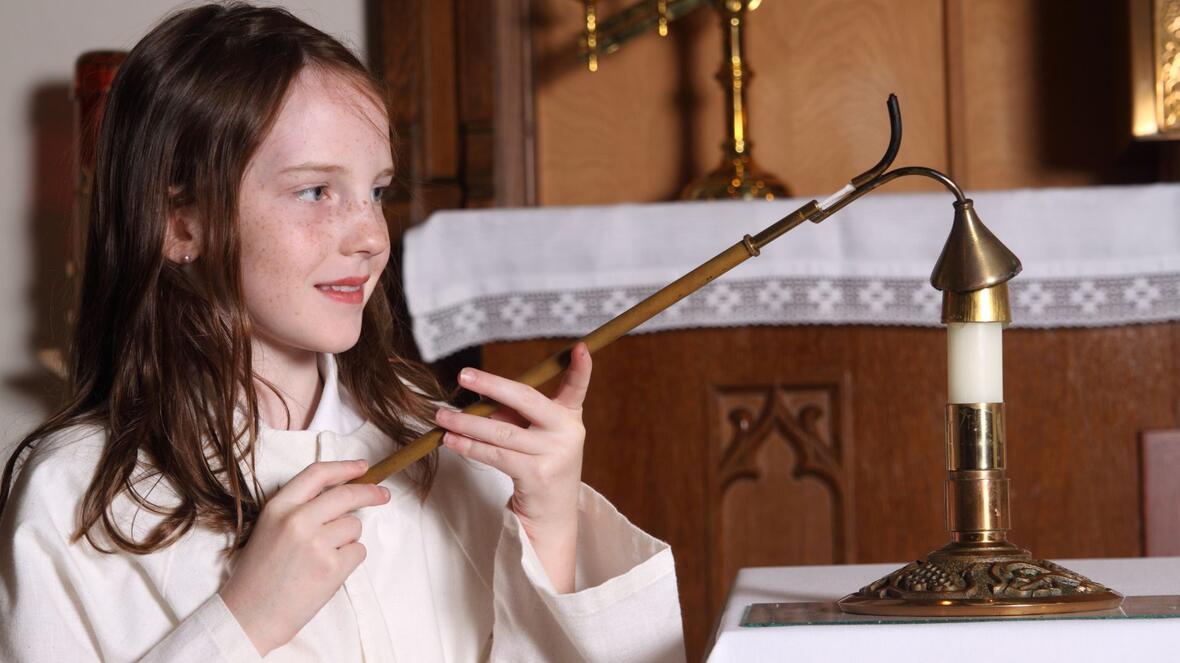 Mädchen beim Ministrantendienst
