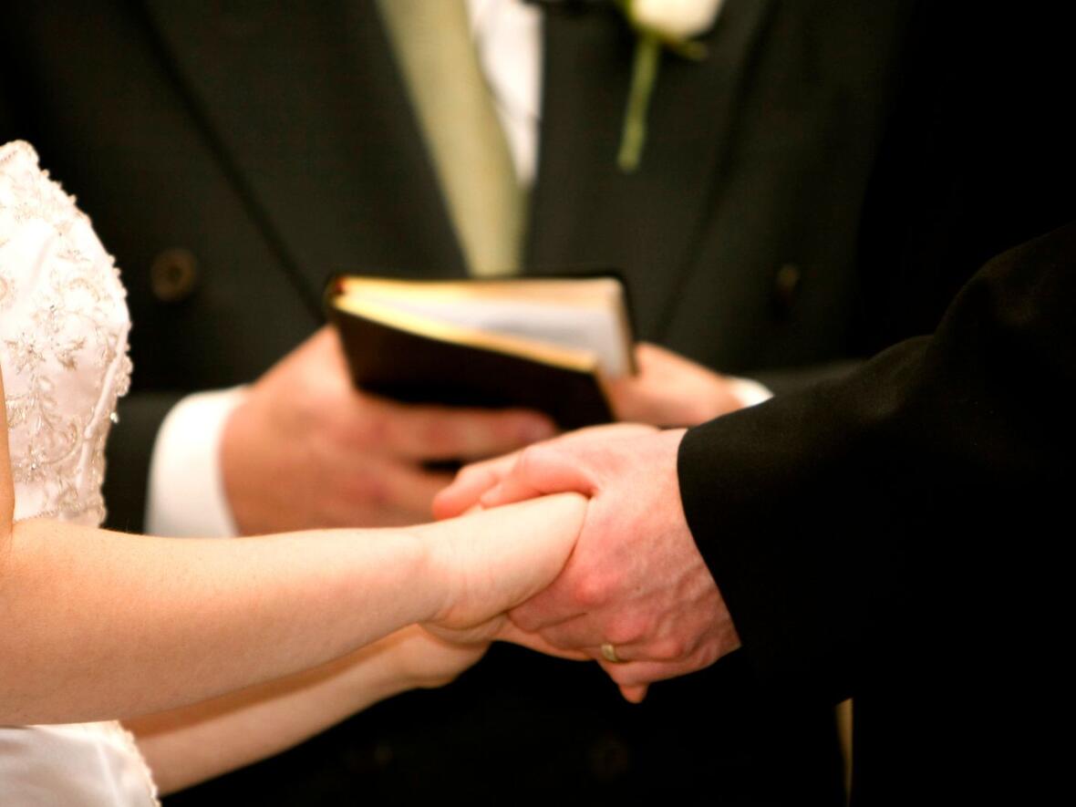 Zwei Menschen geben sich das Ja-Wort