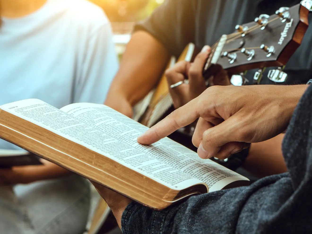Junge Menschen musizieren zusammen