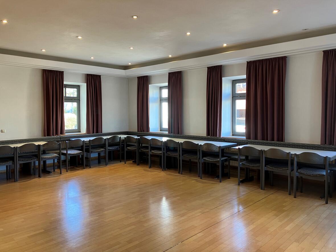 egling-pfarrheim-gruppenraum-leer