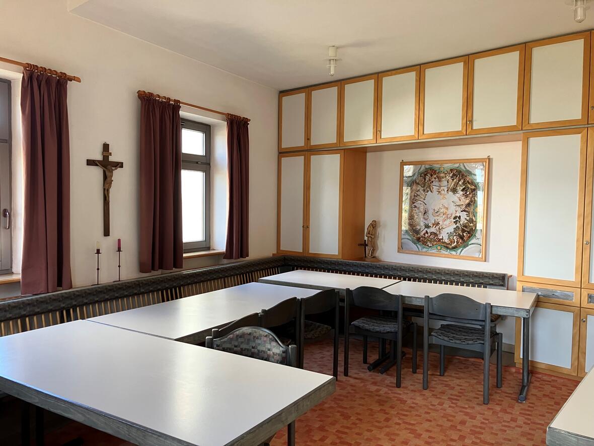 egling-pfarrheim-kleiner-gruppenraum-leer